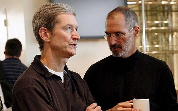 Tim Cook akiwa na Steve Jobs