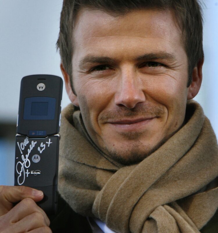 David Beckham akiwa na Motorola Razr. Motorola Razr ni moja simu zilizofanya vizuri zaidi sokoni kutoka kwa Motorola